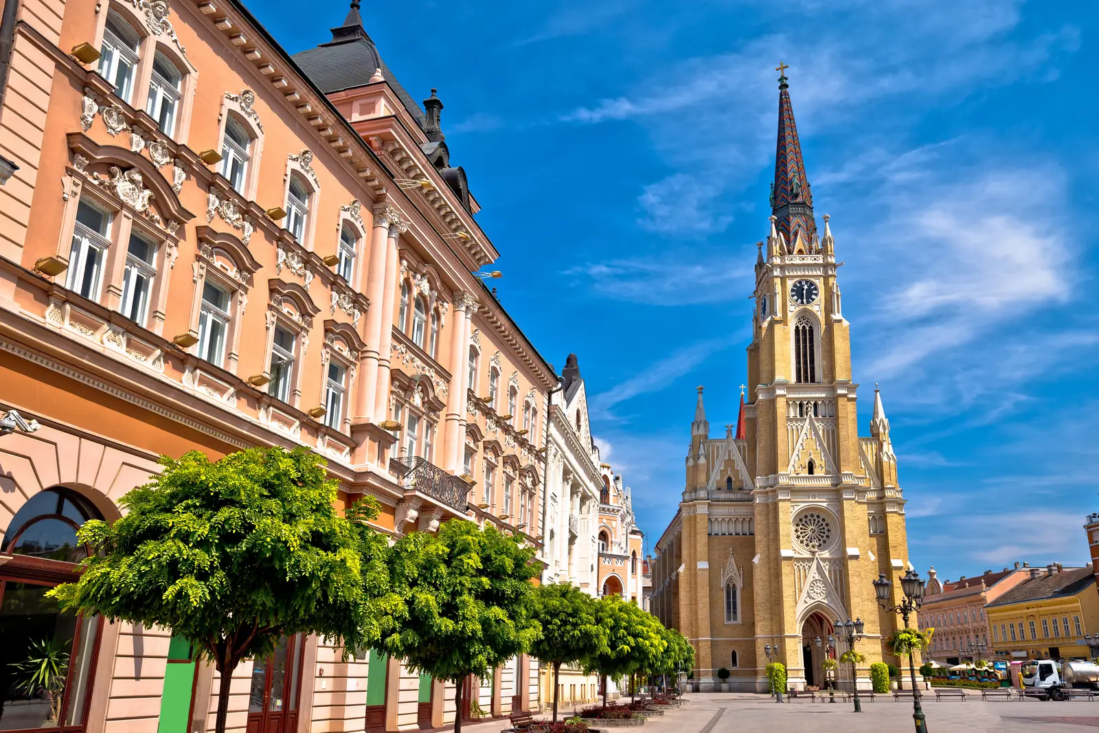 Novi Sad centar — Zlatni Standard kancelarija na adresi Radnička 21 (zgrada „Ugao“)